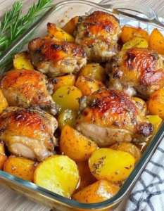 Frango assado com batatas com um segredo especial para temperar