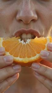 Médicos revelam: comer laranja com bagaço todo dia causa uma mudança surpreendente no sistema imune…
