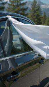 O que significa ver um pano branco pendurado na janela do carro na estrada