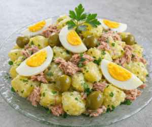 Salada de Batatas com Atum e Ovos: Aqui em casa essa salada faz o maior sucesso.